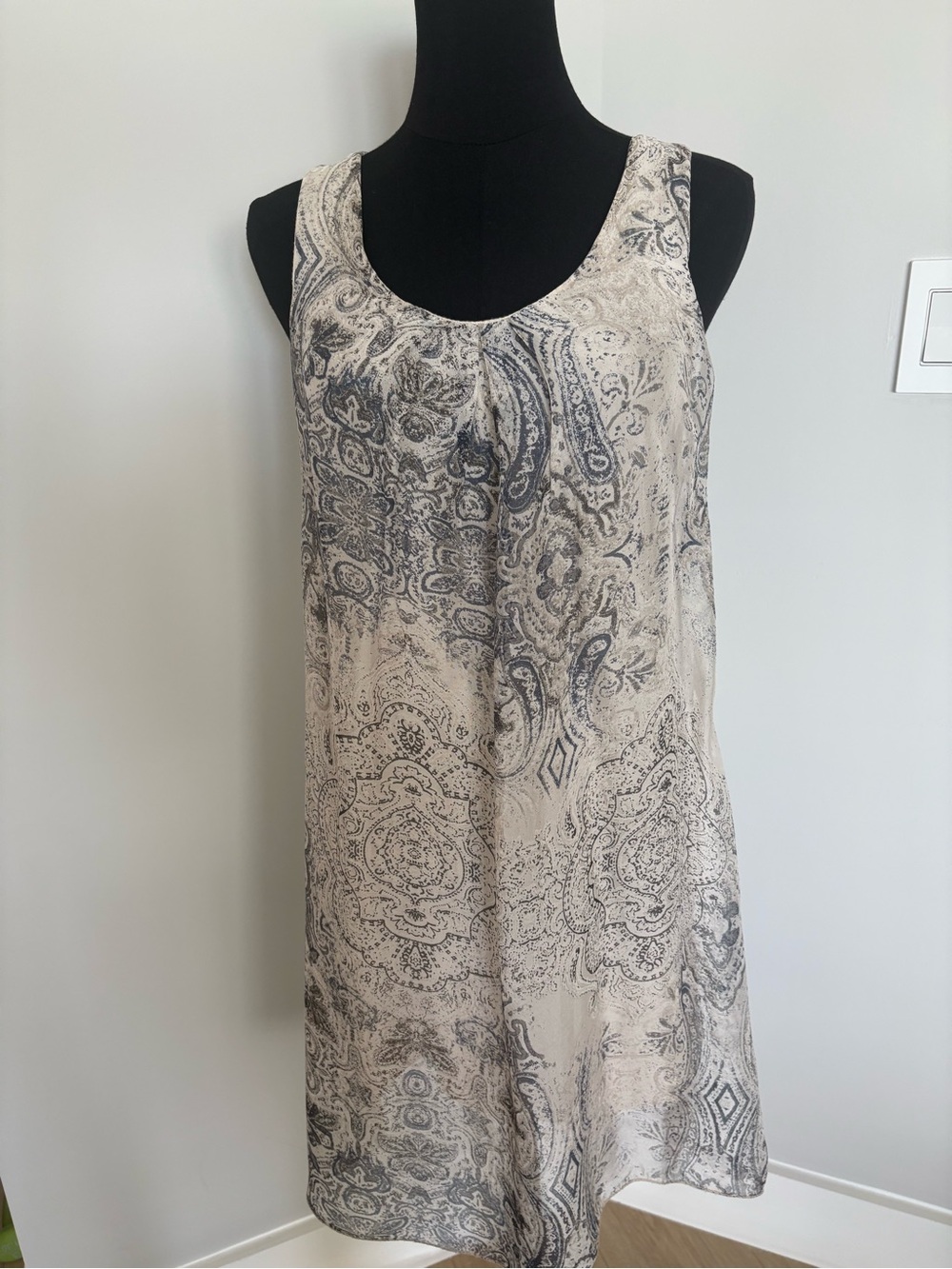 Sleeveless Paisley Scoop-Neck Shift Dress in Beige and Gray